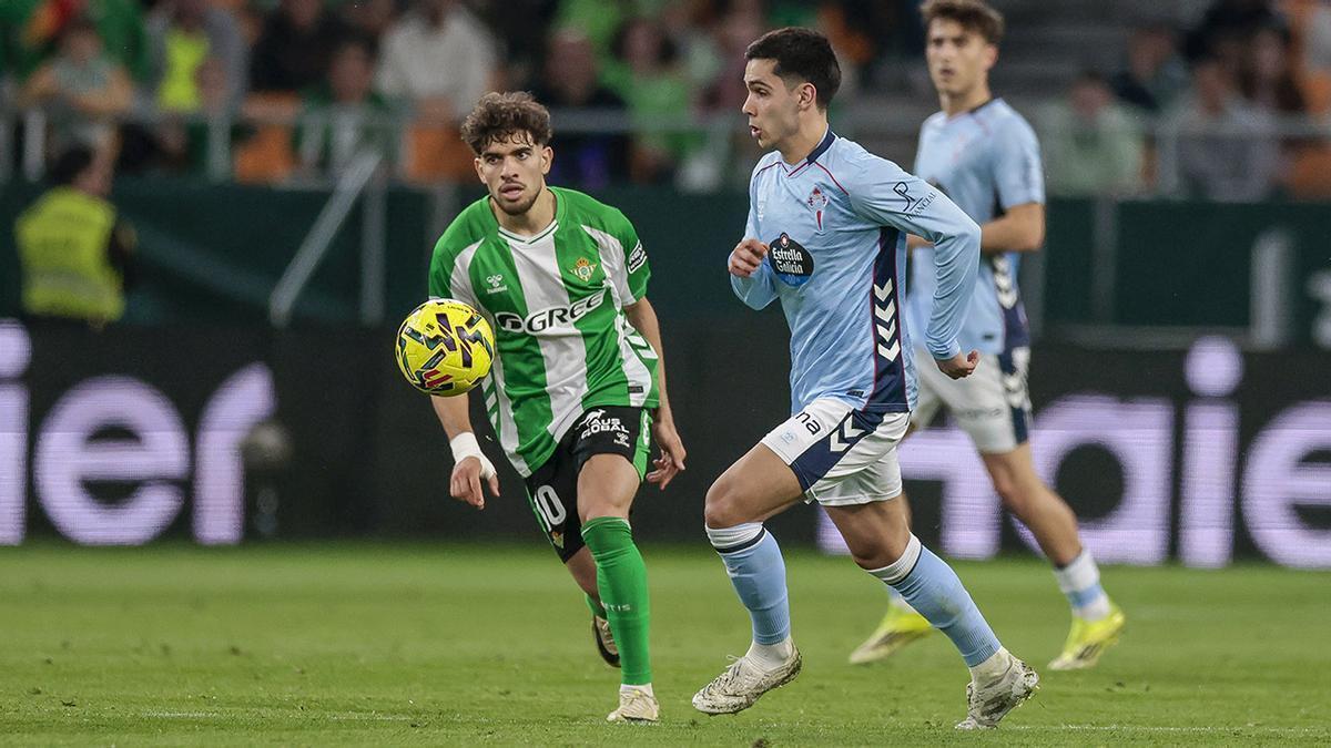 Sotelo conduce  el balón ante el bético Ez Abde, en La Cartuja.