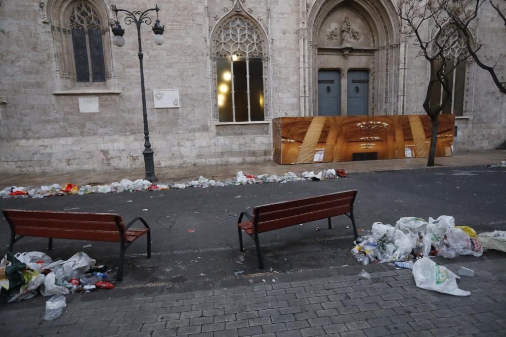 Orines y vandalismo en la Lonja tras una verbena