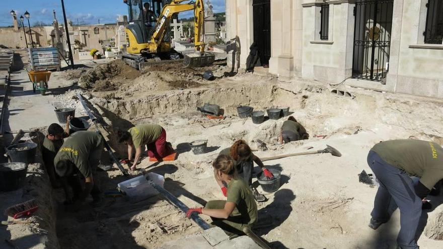 Excavación de fosas en Porreres.