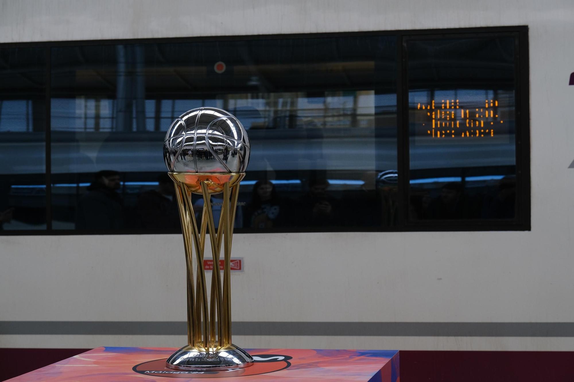 El trofeo de la Copa del Rey ACB llega a Málaga en AVE