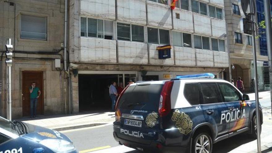 Vehículos policiales ante la Comisaría de Pontevedra