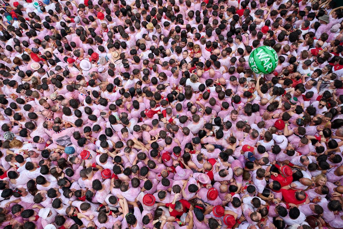 PAMPLONA, 06/07/2025.- Celebración en la Plaza Consistorial de Pamplona del Chupinazo que da comienzo a los Sanfermines, este domingo. EFE/ Daniel Fernández