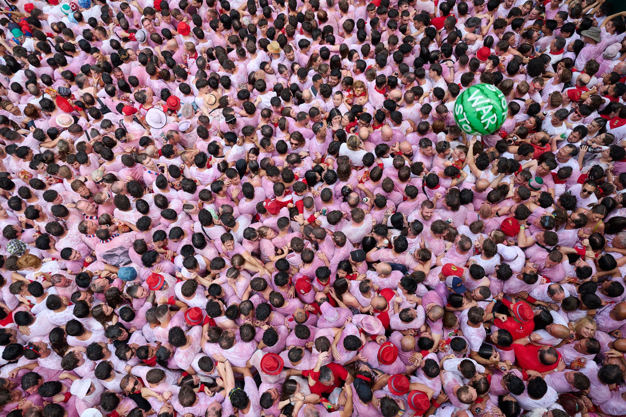 PAMPLONA, 06/07/2025.- Celebración en la Plaza Consistorial de Pamplona del Chupinazo que da comienzo a los Sanfermines, este domingo. EFE/ Daniel Fernández