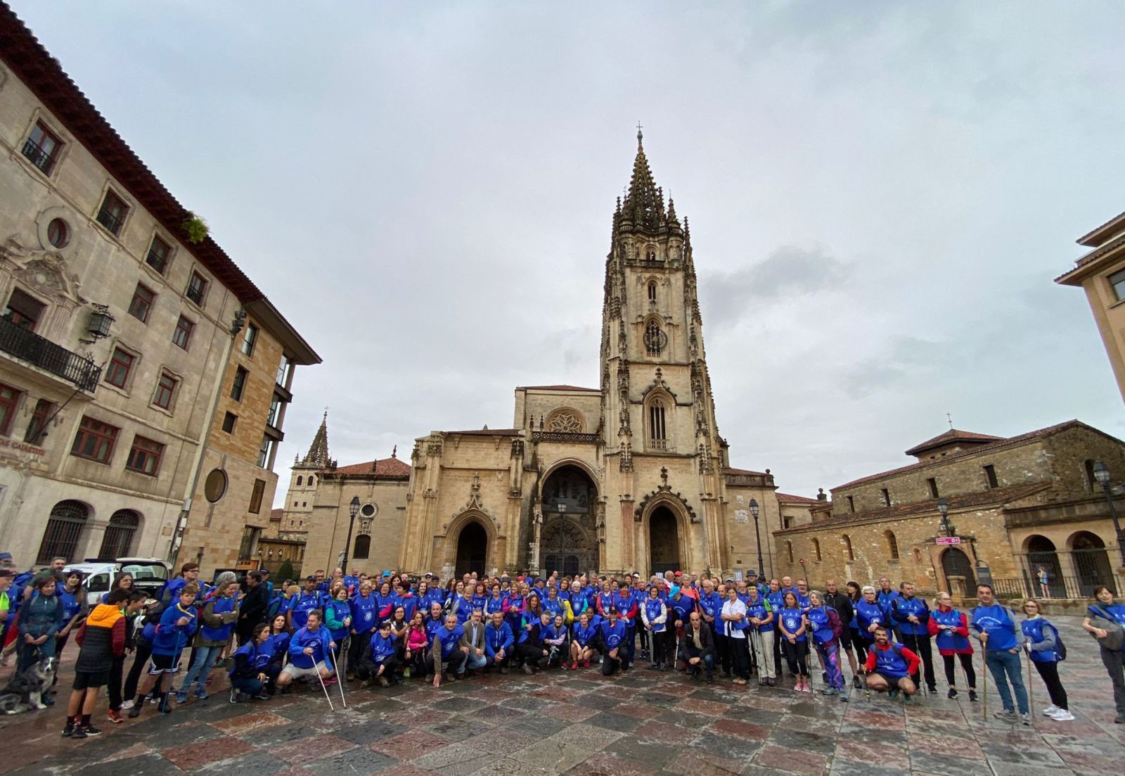 El grupo de senderistas, ante la Catedral, listos para iniciar la ruta.  José Antonio Álvarez