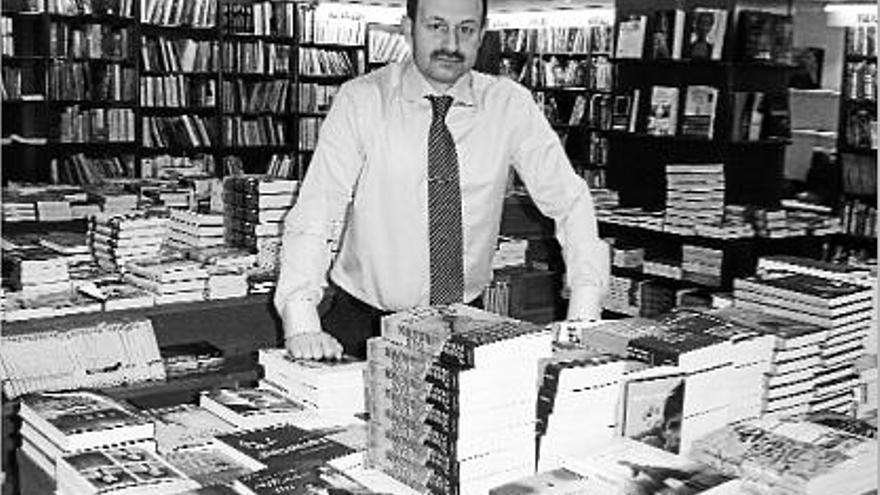 Toni Daura, ahir al migdia a la llibreria Parcir de Manresa, que és oberta des del 1973