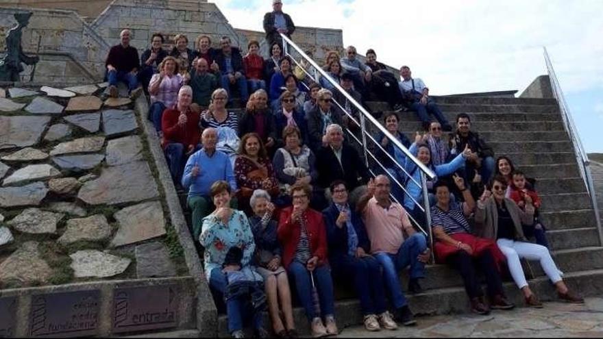 Cruces se va de excursión a A Coruña y Rodeiro disfruta del entorno de su río