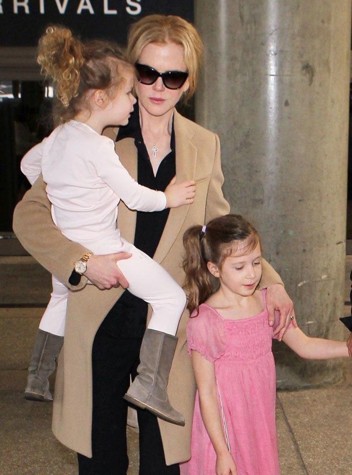 Nicole Kidman con su hija Faith Margaret en brazos, Sunday Rose