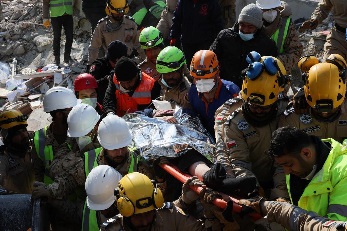 Saadet Sendag, una mujer turca que fue rescatada después de 177 horas, mientras continúa la búsqueda de supervivientes, después de un terremoto mortal en Hatay, Turquía, el 13 de febrero de 2023