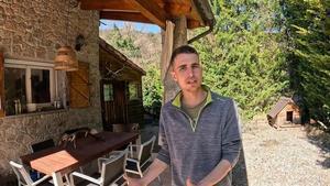 Arnau, en la casa del pueblo de sus padres en la que vive.