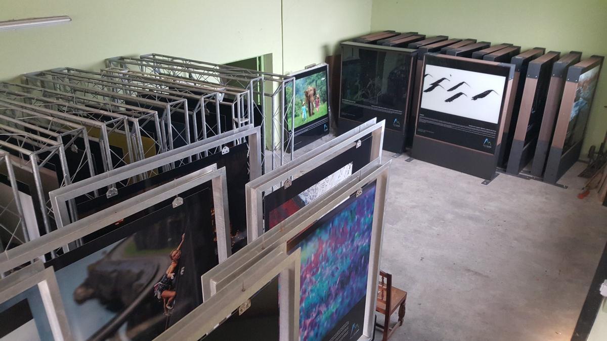 Los fondos del memorial, apilados en su nave de Infiesto.