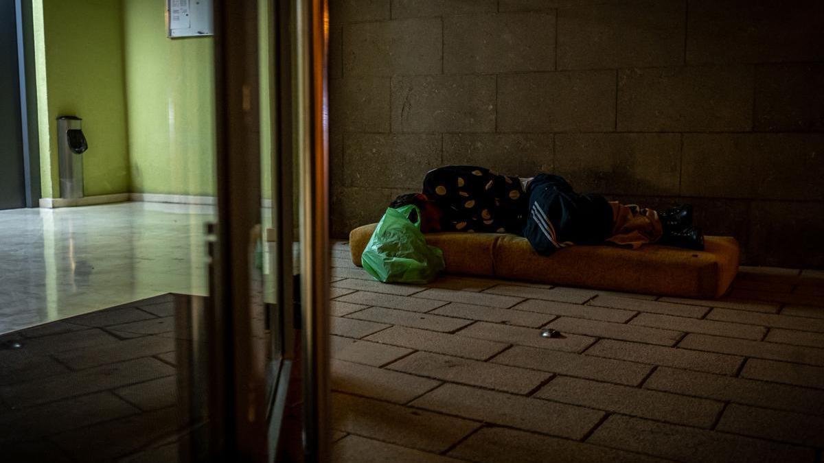 Un hombre duerme en una calle de Badalona (Barcelona)