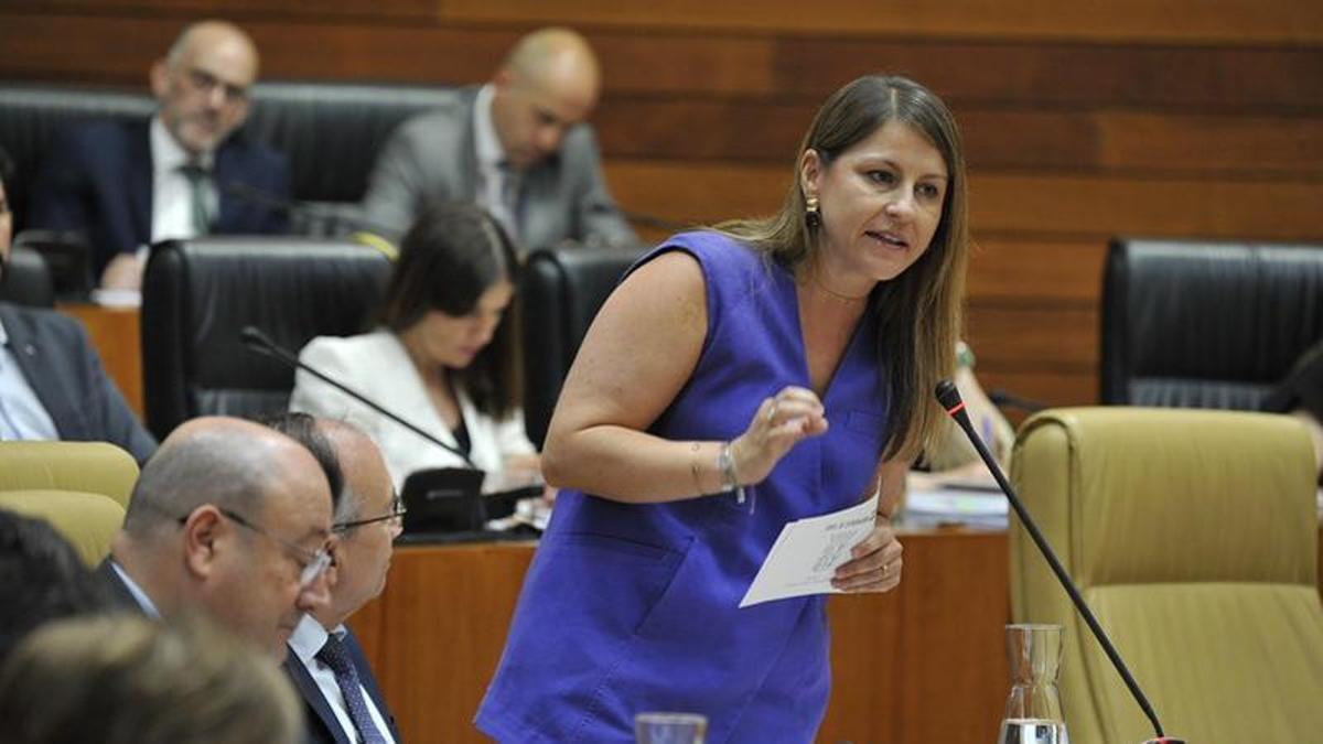 La consejera de Educación y FP, Sandra Valencia, en el pleno de la Asamblea de Extremadura.