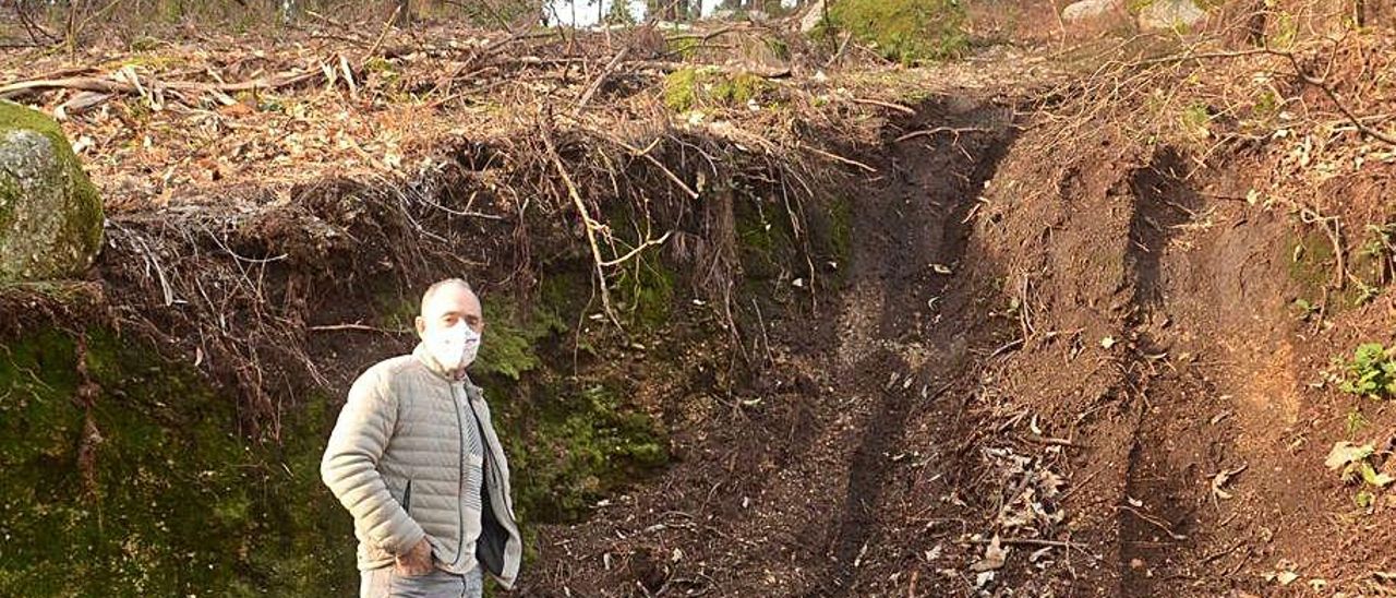 Comuneros de Vilagarcía muestran daños de un todoterreno.   | // N. P. 