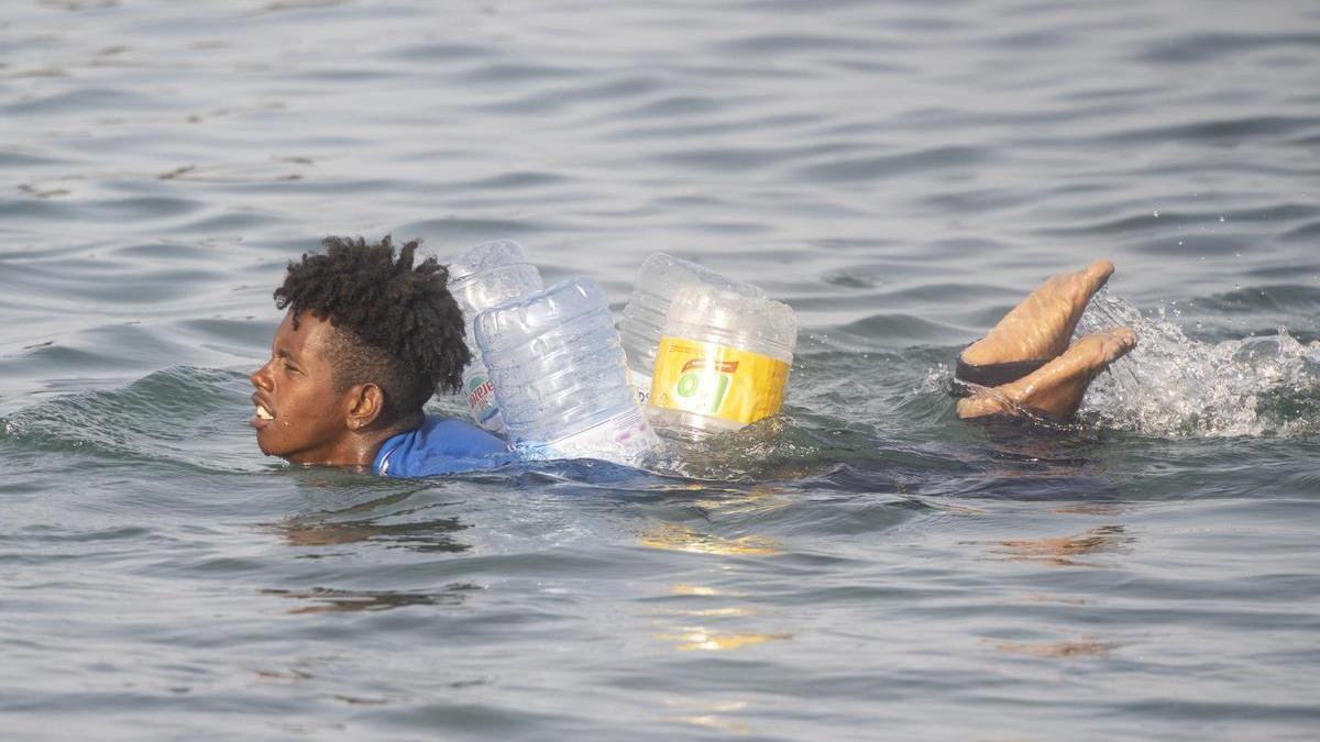 Un joven cruzando a nado la frontera entre España y Marruecos el pasado 31 de julio.
