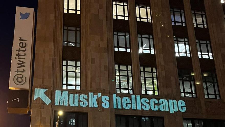 Vídeo | Musk tasta la seva medecina: la façana de la seu de Twitter és trolejada amb insults