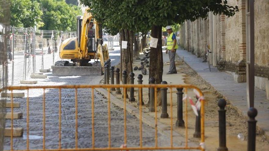 El Ayuntamiento arregla el acerado de Caballerizas