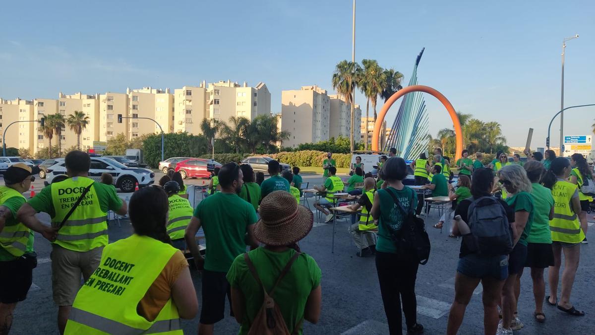 Profesores cortando el tráfico en la calle México de Alicante, este miércoles