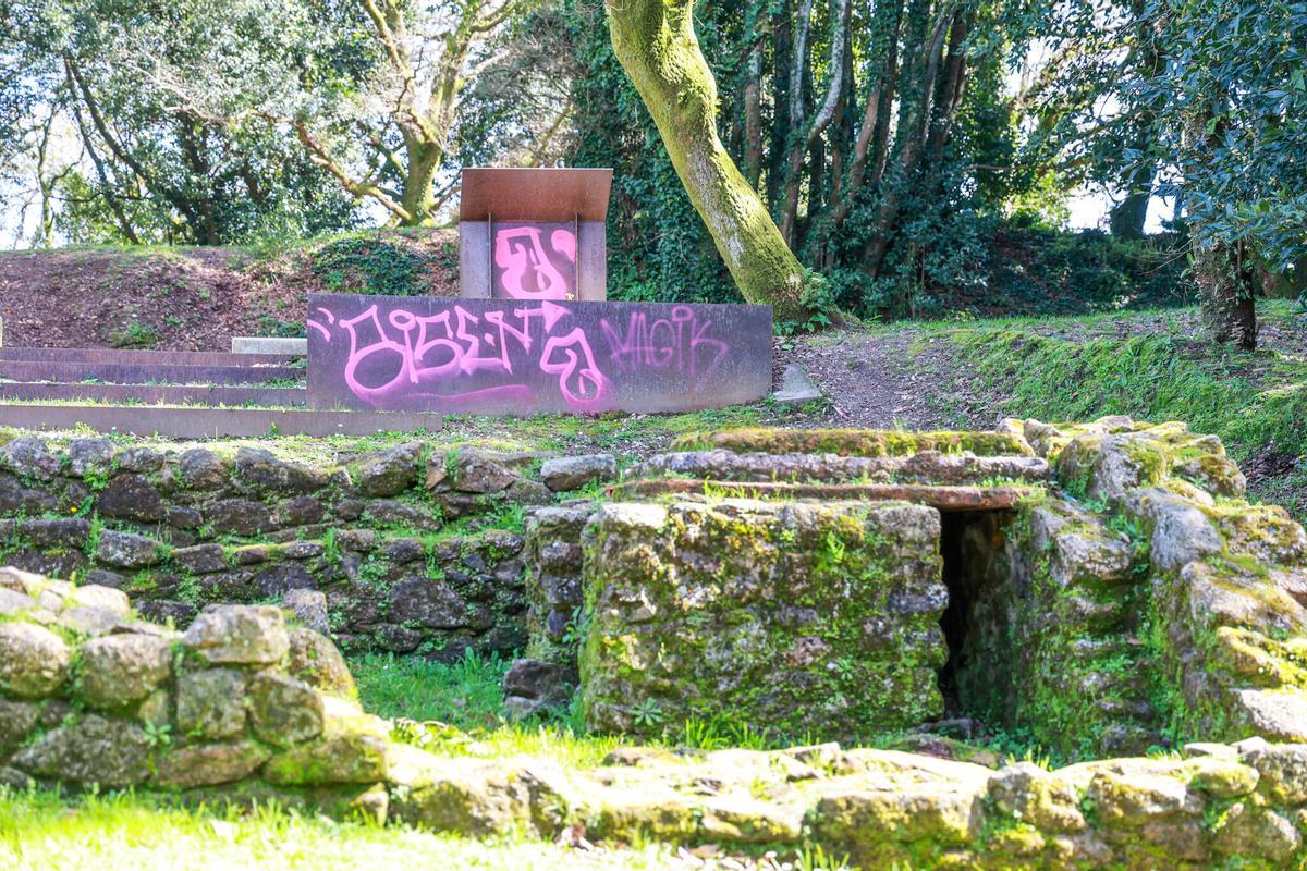 Pintadas en los elementos instalados por el Concello para mostrar el castro, ayer.