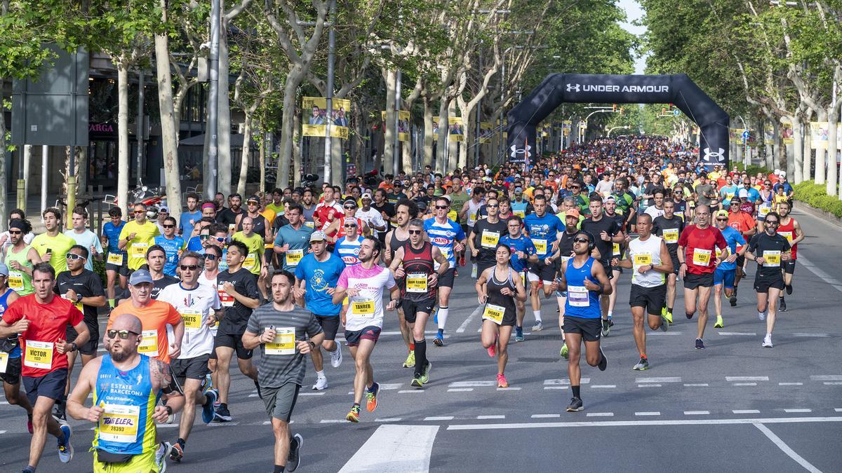 Los participantes recorren la Diagonal durante la 44 edición de la Cursa de El Corte Inglés.