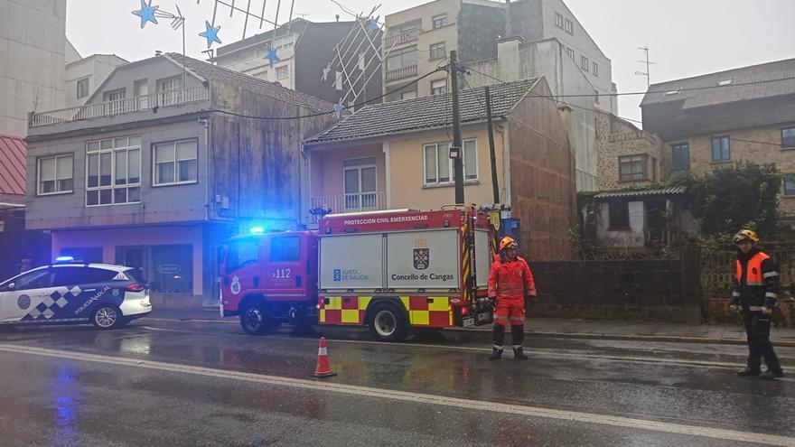 El viento suelta parte de un alumbrado de Navidad en el centro de Cangas