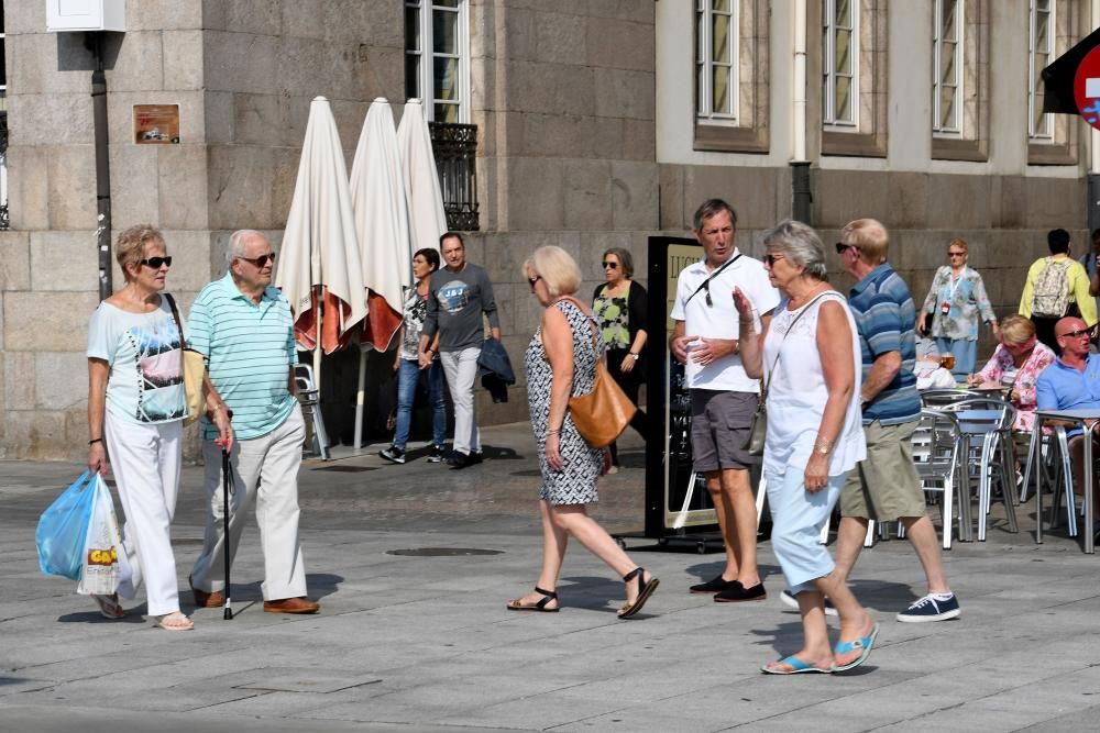 Turistas disfrutan del buen tiempo en A Coruña