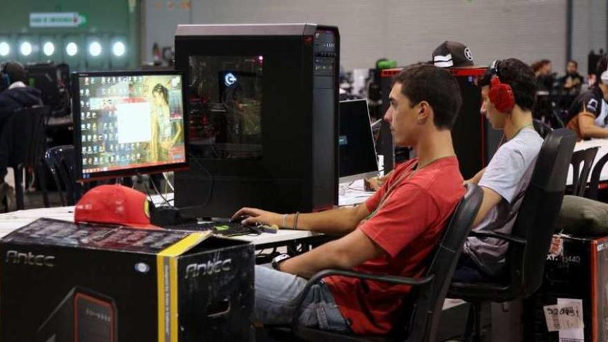 Jóvenes disfrutando de la primera jornada de la party informática Xuventude Galicia Net.