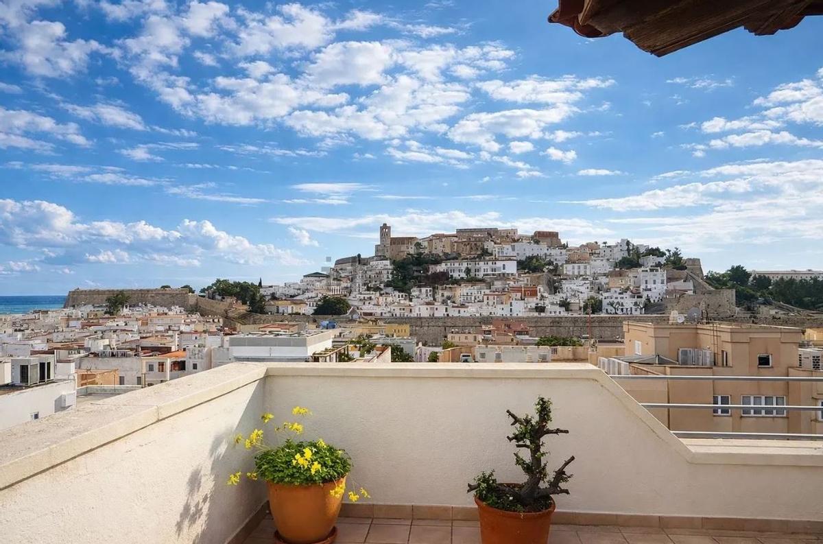 A la venta un ático en Ibiza con unas vistas de 360 grados "que quitan el aliento”: desde Dalt Vila a Talamanca