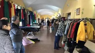Un mercadillo donde nada sobra: Las Azules vuelven a sacar la solidaridad a la calle en Trujillo