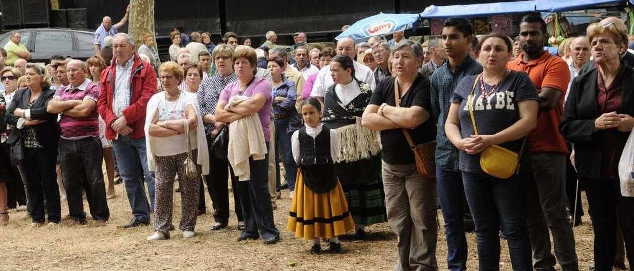 Feligreses en el recinto de la fiesta siguen la misa de campaña en la Romería de San Antoniño do Pousadoiro. // Noé Parga