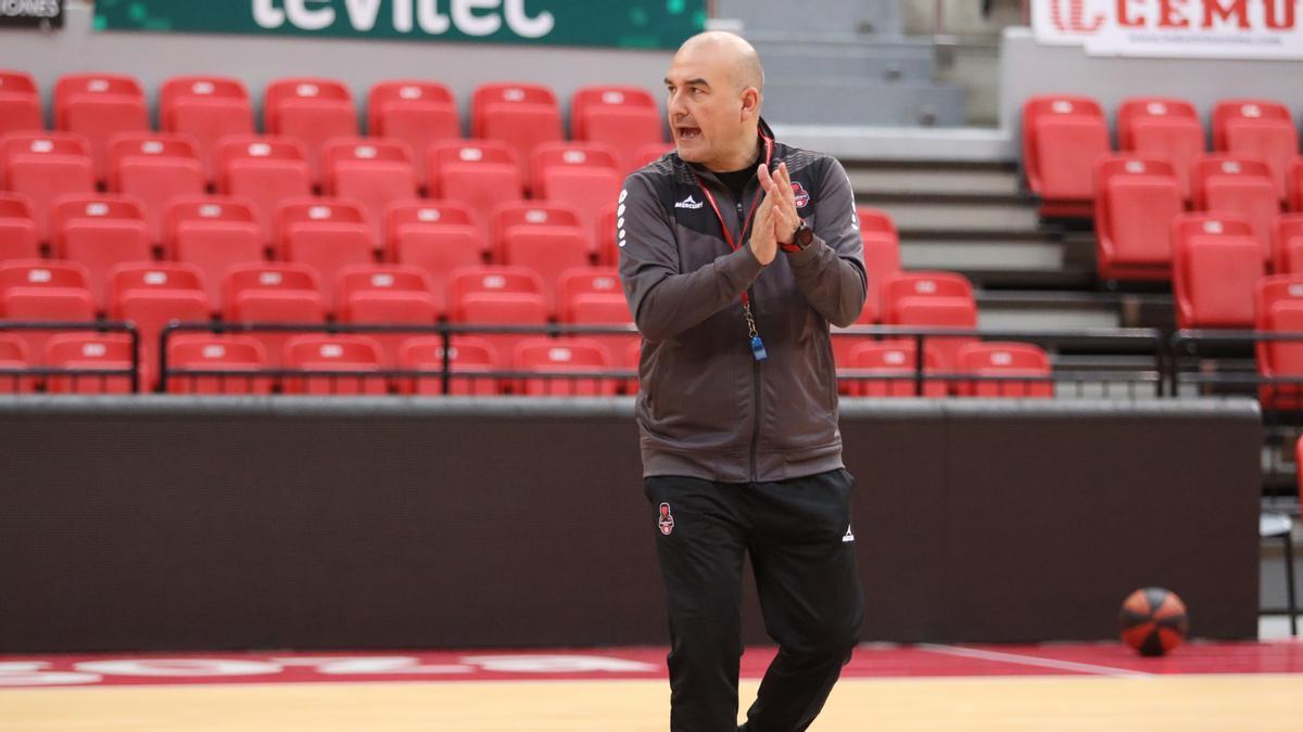 Ponsarnau aplaude durante un entrenamiento del Casademont.