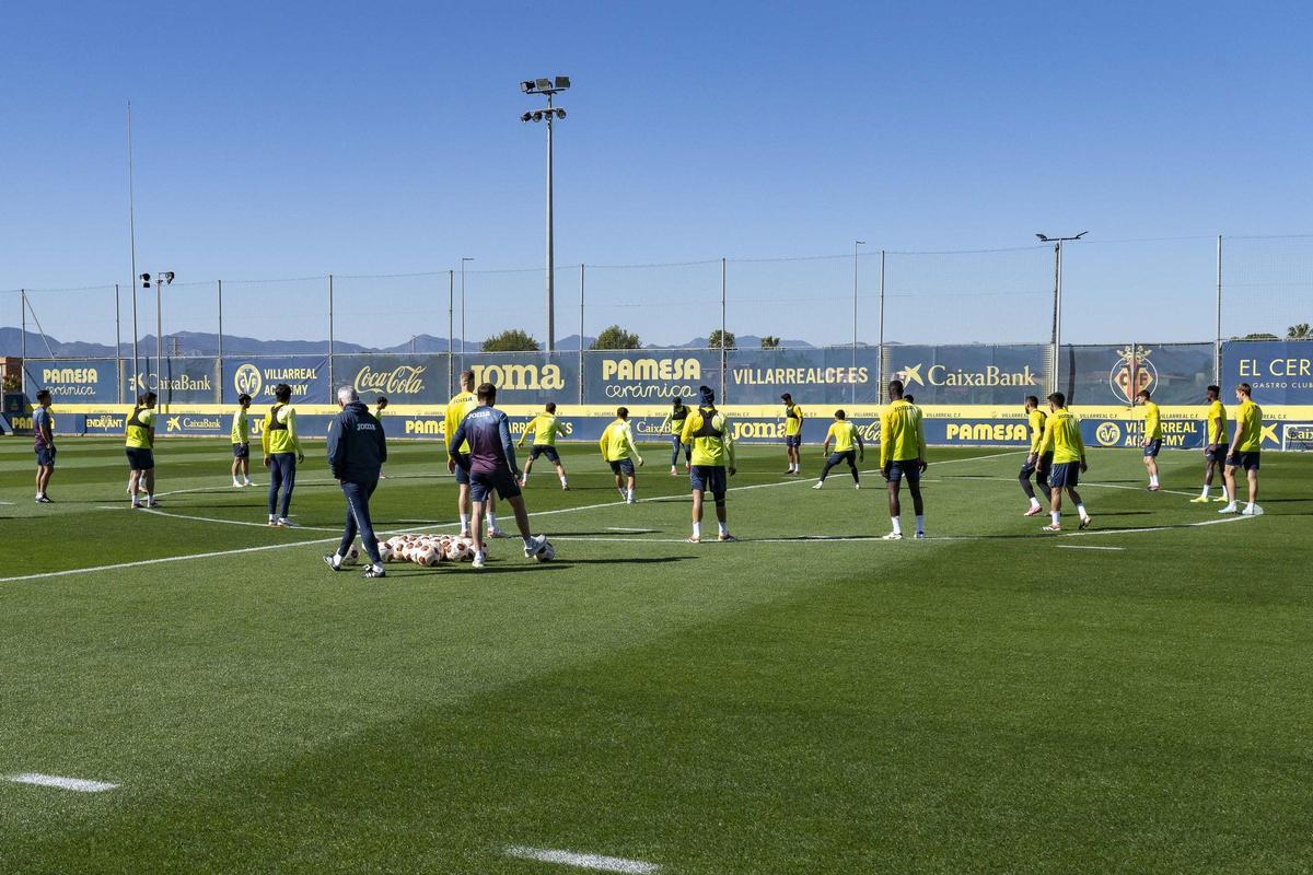 Los futbolistas del Villarreal durante un rondo en uno de los entrenamientos de la semana.