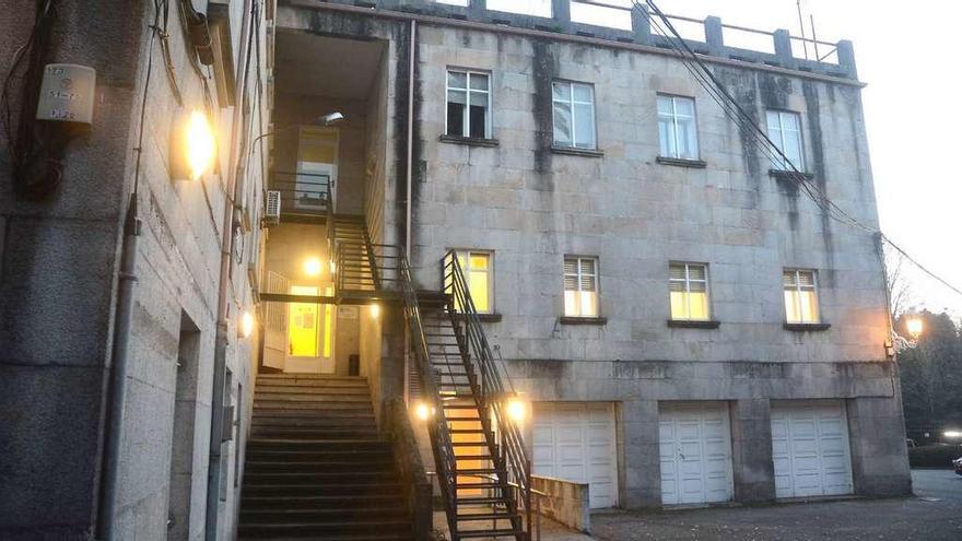 Lateral del edificio de la Avenida de Vigo que alberga el punto de encuentro familiar, al fondo de las escaleras del primer piso. // Rafa Vázquez