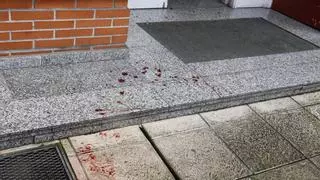 Conmoción entre los vecinos tras la reyerta mortal en Langreo: "No sé si era un hacha o una navaja, pero había mucha sangre"