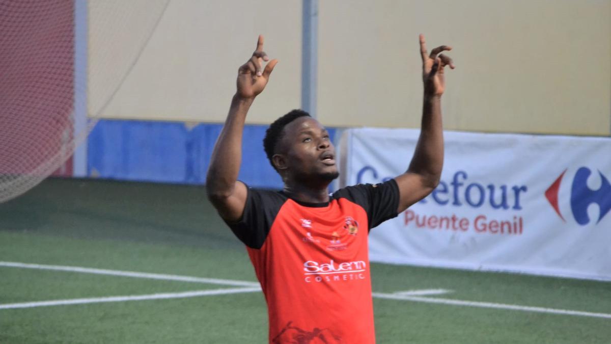 Félix Chenkam celebra el gol de la victoria pontanesa.