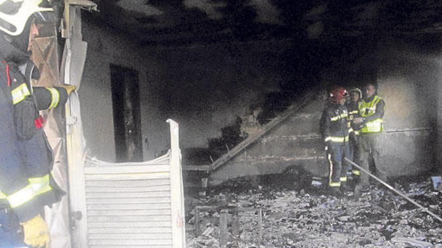 Bomberos en el interior del chalé que quemó el acusado, en la urbanización Bellavista, en Llucmajor.
