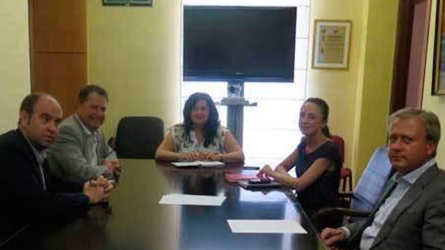 Por la izquierda, David Argüelles, Félix Baragaño, Amelia Fernández, Melania Álvarez y Álvaro Alonso, reunidos ayer en el Ayuntamiento de Carreño.