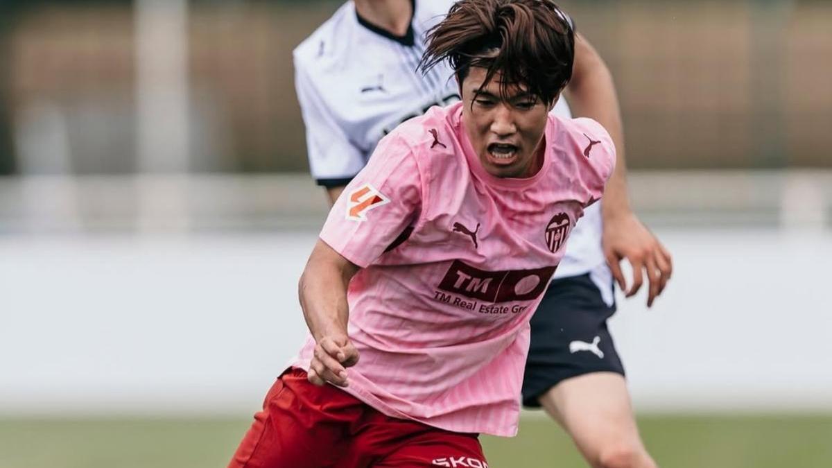 El golazo antológico de Sato en su debut con el Valencia CF