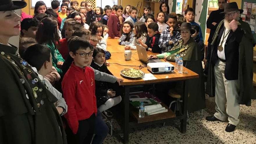 Miembros de la Cofradía de los Amigos del Queso de Gamonéu visitan el colegio Reconquista de Cangas de Onís, ayer.