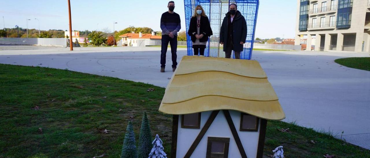 Luchi Iglesias, Karen Fernández y José Crespo, ayer, ante una casita de la Aldea dos Trasnos.