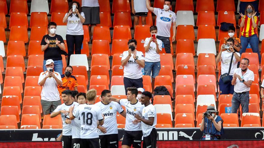 El Valencia se libera con Voro y Mestalla rompe su silencio: &quot;¡Peter, vete ya!&quot;