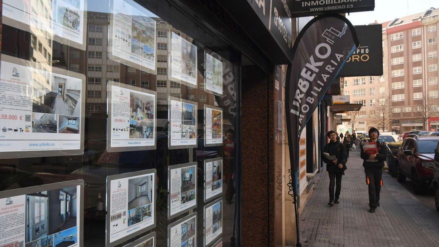 Anuncios de pisos en una inmobiliaria de la ciudad. | C. Pardellas