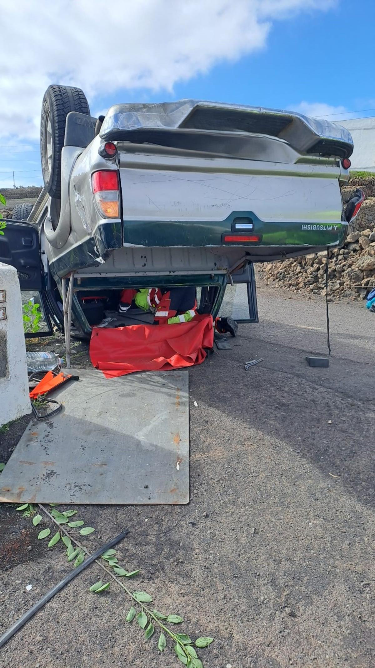 Vuelco de una furgoneta en el Camino de Las Huertitas, en La Vegueta, en el municipio de Tinajo.