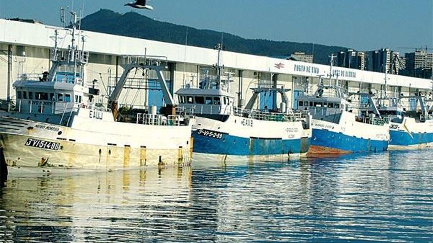 Barcos de la flota de Gran Sol amarrados en el puerto pesquero de O Berbés.