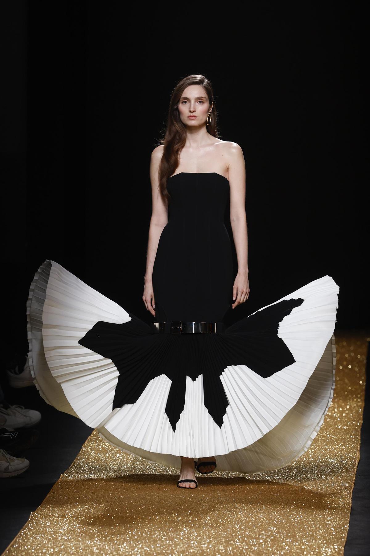 Un vestido que se ilumina y una flor que mueve sus pétalos, propuestas de Isabel Sanchís