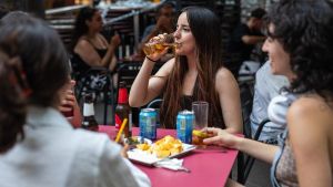 Marta Bravo bebe un refresco junto a un grupo de amigas.