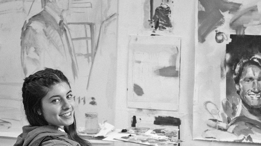 Sara Piñeiro ante algunas de sus piezas de pintura y dibujo. La obra que se expone en el Museo de Pontevedra está basada en pinturas de selfies realizados durante el confinamiento.