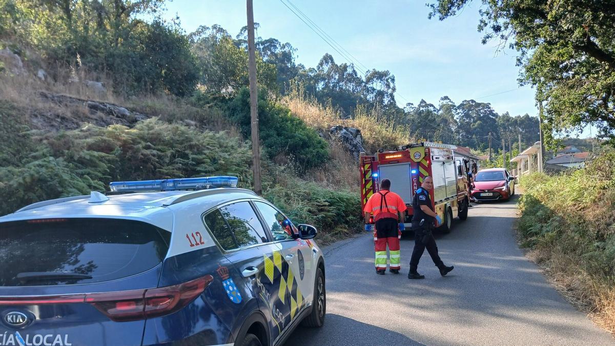 Policía Local y Emergencias Cangas en un operativo en la zona de playas el domingo.
