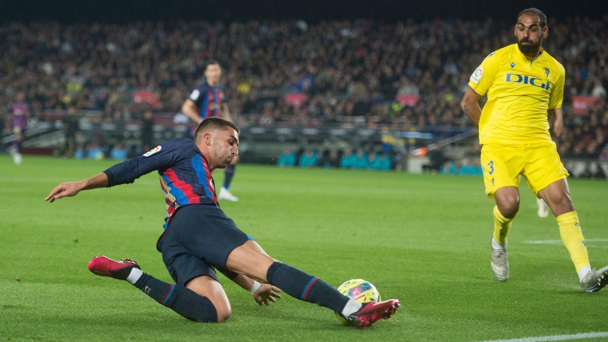 Ferran Torres controla un balón ante Fali en el Barça-Cádiz del Camp Nou.