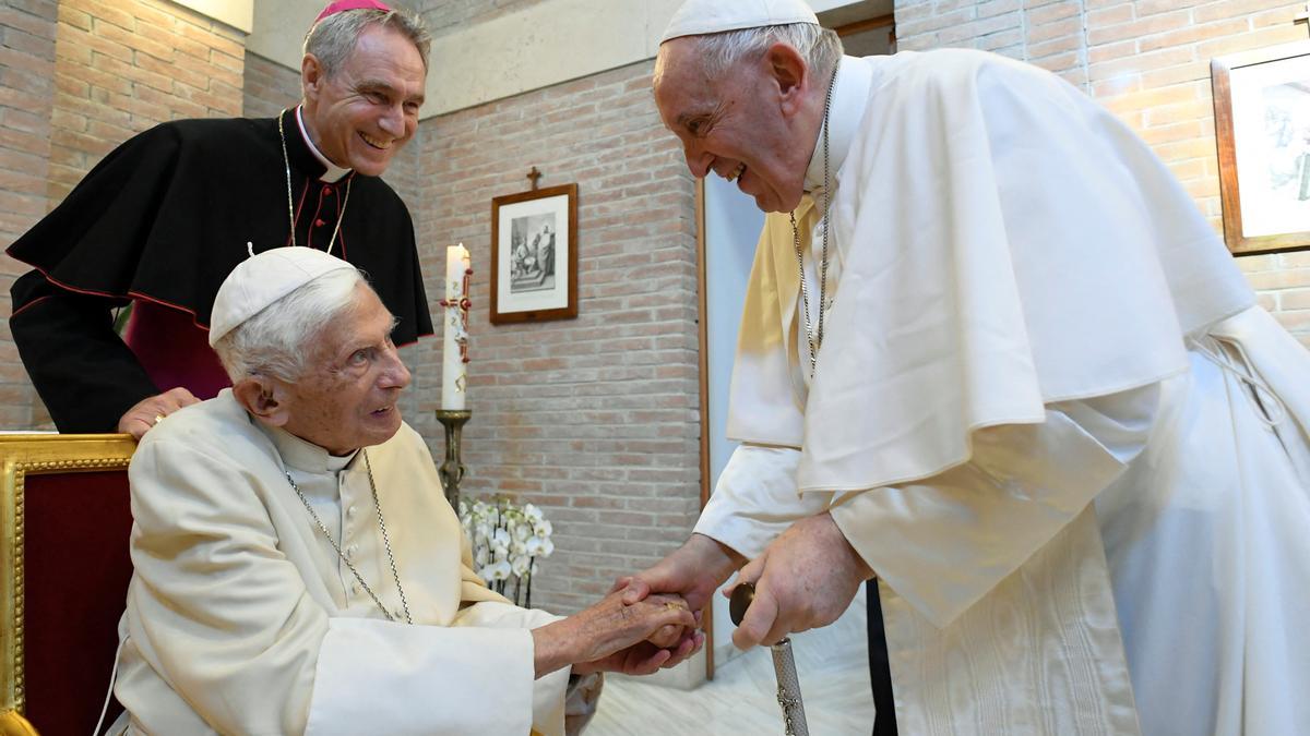 El Papa Francisco y el papa emérito Benedicto XVI.