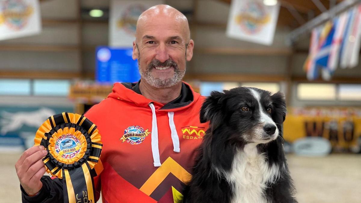 José Ángel González y su perra, Chloe, con la medalla de oro mundial.